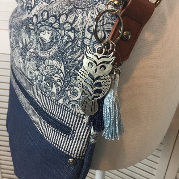 Sakroots Soft Bucket Crossbody Messenger Bag Blue Canvas with Charms Like New - Picture 5 of 9